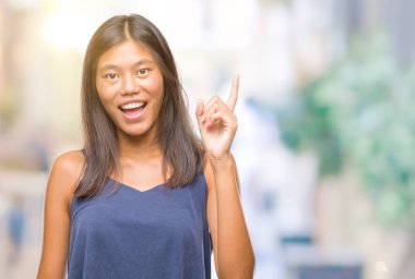 Genç Asyalı kadın ile başarılı fikir parmağı yukarıyı izole arka plan üzerinde. Çıktıktan ve mutlu. Bir numara.