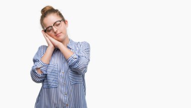 Yorgun hayal ve ile gülümseyen gözleri kapalı iken ellerle birlikte poz Uyuyan Genç Sarışın iş kadın.