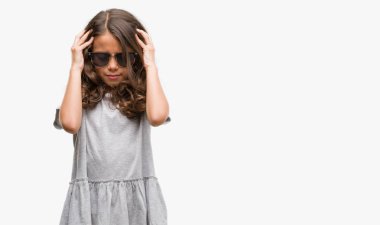 Esmer Latin kız çünkü kafasına baş ağrısı için el ile güneş gözlüğü takıyor stres. Migren muzdarip.