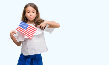 Amerika Birleşik Devletleri bayrağı sürpriz yüz işaret parmağı kendisine tutan esmer Latin kız