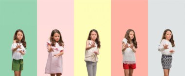 Esmer Latin kız farklı kıyafetler giyiyor kolaj tiksinti ifadesi, memnun ve korkulu tiksinti yüz yapıyorsun çünkü nefret tepki. Elleriyle kaldırdı. Sinir bozucu kavramı.