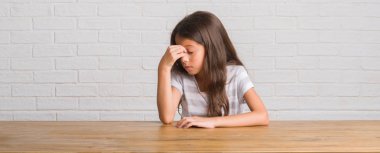 Evde masaya oturan genç İspanyol çocuğun sürtünme burun ve göz yorgunluğu ve baş ağrısı duygu yorgun. Stres ve hayal kırıklığı kavramı.