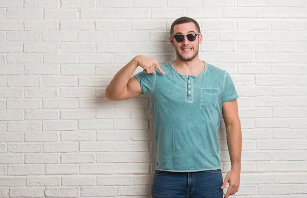 Joven Hombre Caucásico Pie Sobre Pared Ladrillo Blanco Con Gafas — Foto de Stock