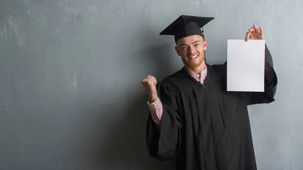 Junger Rothaariger Mann Über Grauer Grunge Wand Uniform Mit Hochschulabschluss — Stockfoto