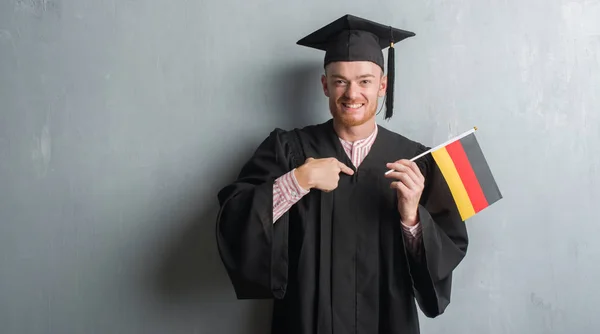 Fiatal Vörös Hajú Férfi Viselt Diplomás Egységes Németország Zászló Meglep — Stock Fotó