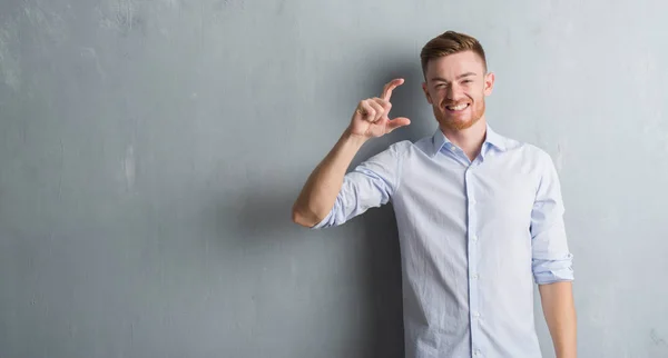 Giovane Uomo Affari Rossa Oltre Grigio Grunge Muro Sorridente Fiducioso — Foto Stock