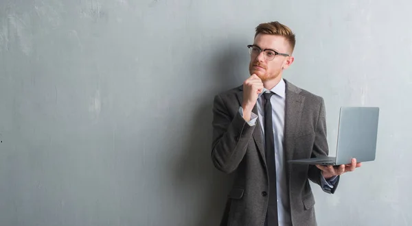 Joven Pelirroja Elegante Hombre Negocios Sobre Gris Grunge Pared Usando — Foto de Stock