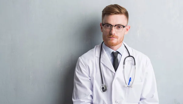 Giovane Rosso Medico Uomo Oltre Grigio Grunge Muro Con Una — Foto Stock