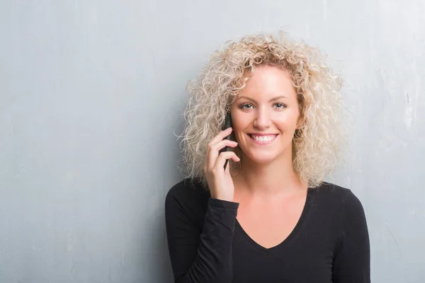 Junge Blonde Frau Mit Grunge Grauem Hintergrund Telefoniert Mit Einem — Stockfoto