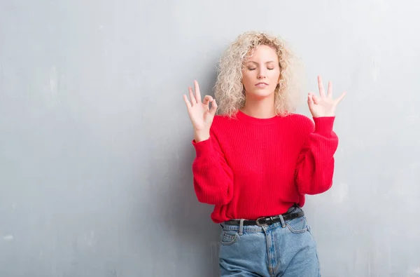 Mulher Loira Jovem Com Cabelo Encaracolado Sobre Fundo Cinza Grunge — Fotografia de Stock