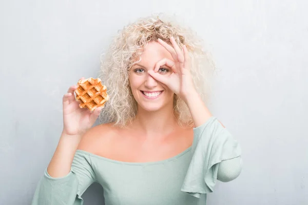 Junge Blonde Frau Über Grunge Grauen Hintergrund Essen Belgische Waffel — Stockfoto