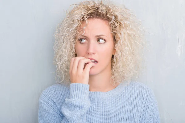 Giovane Donna Bionda Con Capelli Ricci Sfondo Grigio Grunge Cercando — Foto Stock