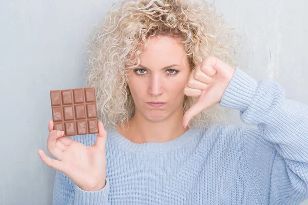 Junge Blonde Frau Über Grunge Graue Wand Schokoriegel Mit Wütendem — Stockfoto