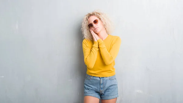 Junge Blonde Frau Mit Lockigem Haar Über Grunge Grauem Hintergrund — Stockfoto