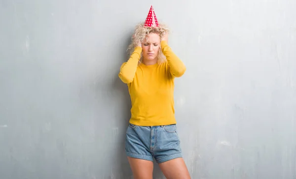 Junge Blonde Frau Über Grunge Grauer Wand Mit Geburtstagsmütze Die — Stockfoto