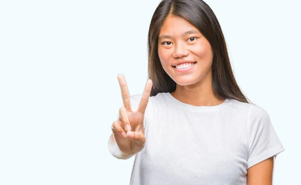 Młoda Azjatka Kobieta Białym Tle Uśmiechnięty Szczęśliwy Twarz Mrugając Aparat — Zdjęcie stockowe