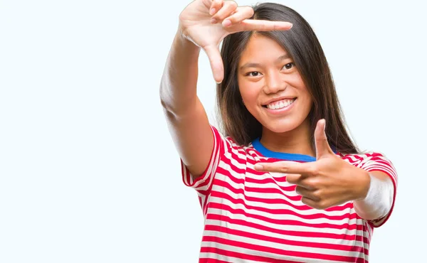 Junge Asiatische Frau Über Isoliertem Hintergrund Lächelnd Rahmen Mit Händen — Stockfoto