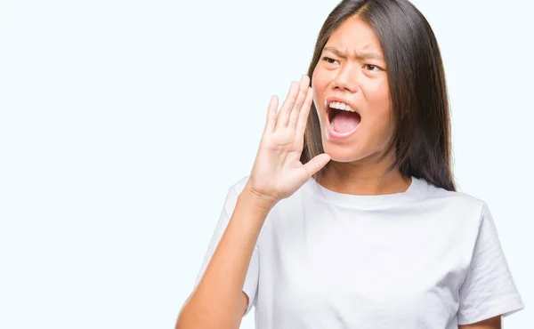 Jonge Aziatische Vrouw Geïsoleerde Achtergrond Schreeuwen Schreeuwen Luid Naar Andere — Stockfoto