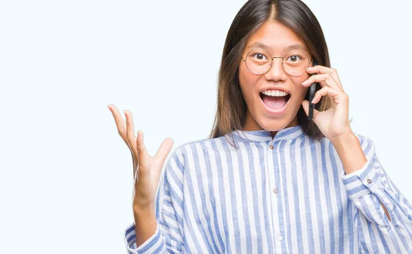 Junge Asiatin Telefoniert Vor Isoliertem Hintergrund Sehr Glücklich Und Aufgeregt — Stockfoto