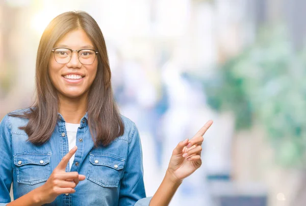 Jovem Mulher Asiática Vestindo Óculos Sobre Fundo Isolado Sorrindo Olhando — Fotografia de Stock