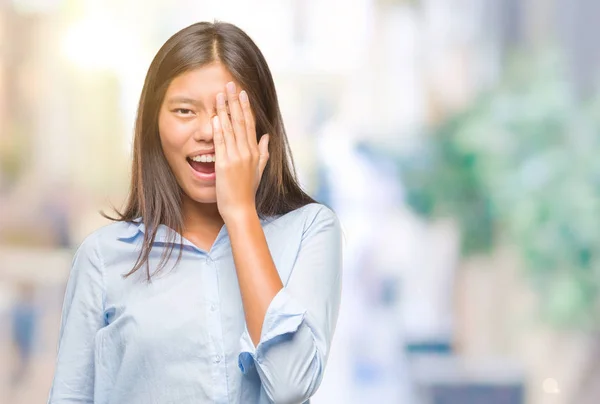 Młody Azjatycki Biznes Kobieta Białym Tle Obejmujące Jedno Oko Ręką — Zdjęcie stockowe