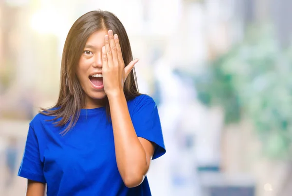 Jovem Mulher Asiática Sobre Fundo Isolado Cobrindo Olho Com Mão — Fotografia de Stock