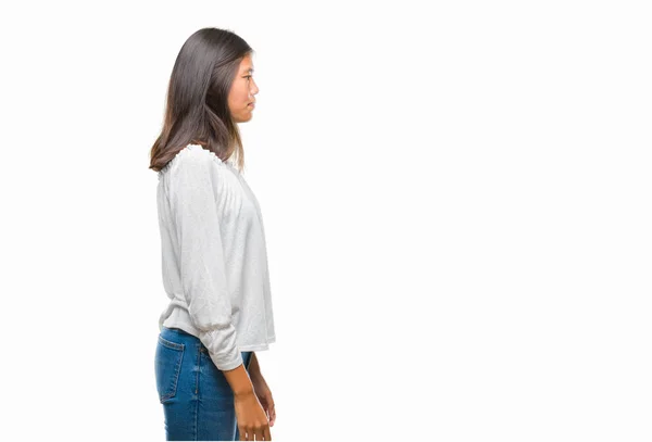 Młoda Kobieta Azjatyckich Białym Tle Patrząc Bok Zrelaksować Się Poza — Zdjęcie stockowe