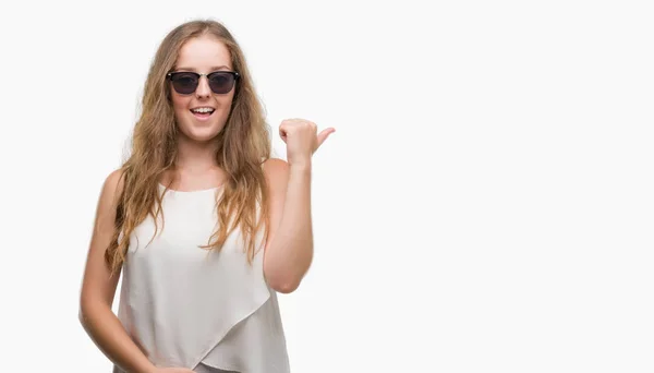 Unga Blonda Kvinnan Bär Solglasögon Leende Med Glada Ansikte Tittar — Stockfoto