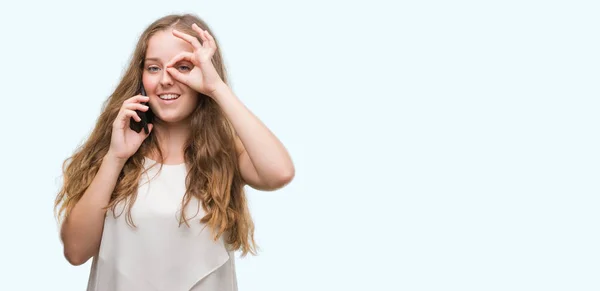 Mujer Rubia Joven Usando Teléfono Inteligente Con Cara Feliz Sonriendo — Foto de Stock