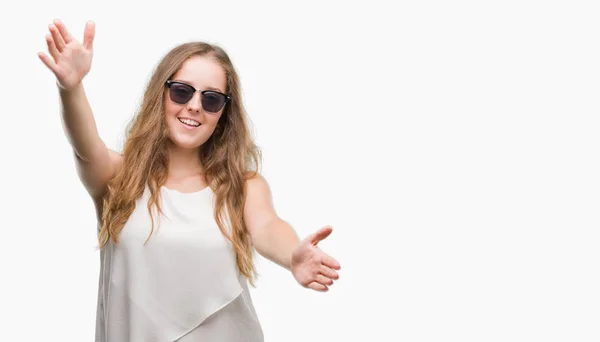 Mujer Rubia Joven Con Gafas Sol Mirando Cámara Sonriendo Con — Foto de Stock