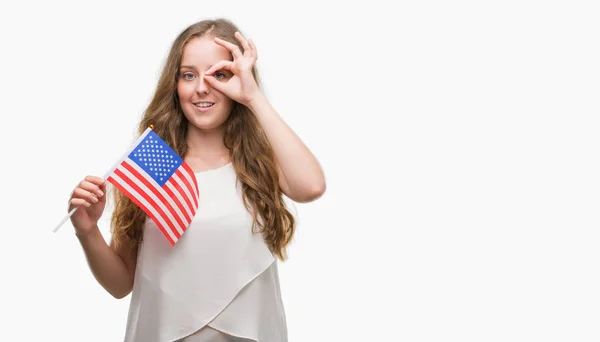 Mujer Rubia Joven Sosteniendo Bandera Con Cara Feliz Sonriendo Haciendo —  Fotos de Stock