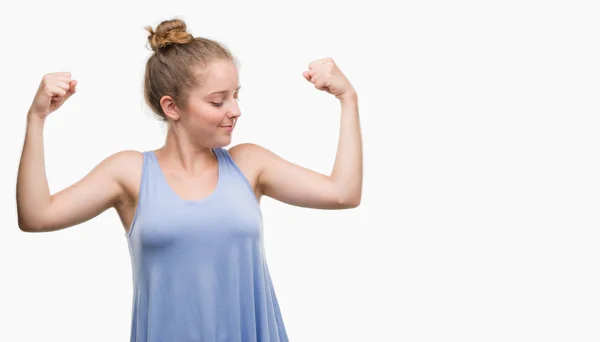 Mulher Loira Jovem Mostrando Músculos Braços Sorrindo Orgulhoso Conceito Aptidão — Fotografia de Stock