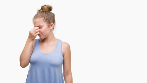 Giovane Donna Bionda Stanco Sfregamento Naso Gli Occhi Sensazione Stanchezza — Foto Stock