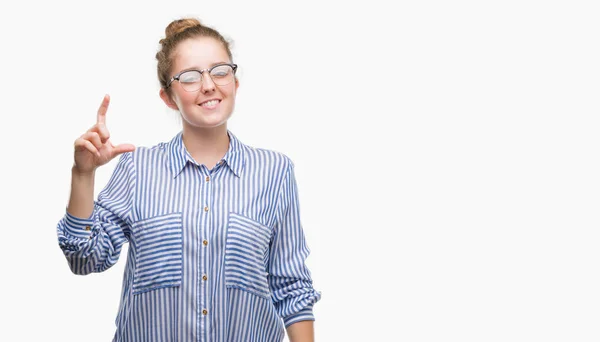 Joven Mujer Negocios Rubia Sonriente Segura Gesto Con Mano Haciendo — Foto de Stock