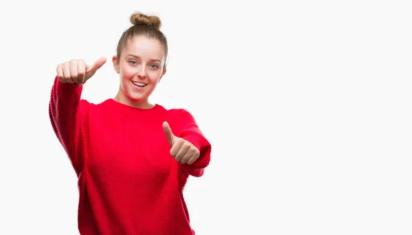 Mulher Loira Jovem Vestindo Coque Camisola Vermelha Aprovando Fazer Gesto — Fotografia de Stock