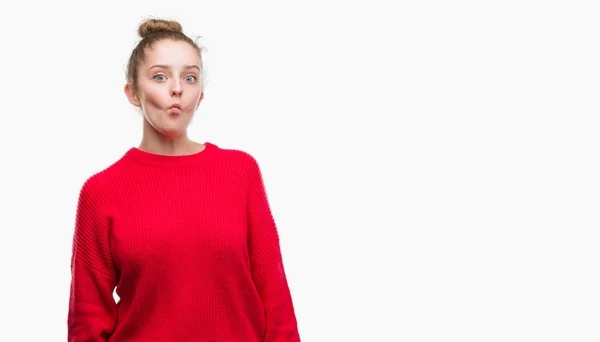 Mujer Rubia Joven Vistiendo Moño Suéter Rojo Haciendo Cara Pez —  Fotos de Stock