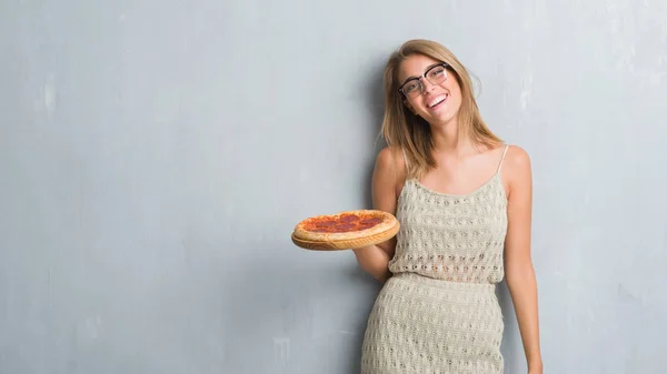 Mulher Bonita Sobre Grunge Parede Cinza Comer Pizza Pepperoni Com — Fotografia de Stock