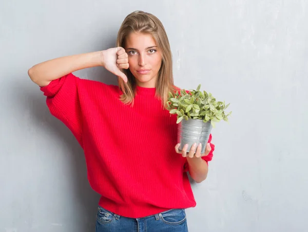 Bella Giovane Donna Oltre Grunge Muro Grigio Con Vaso Pianta — Foto Stock