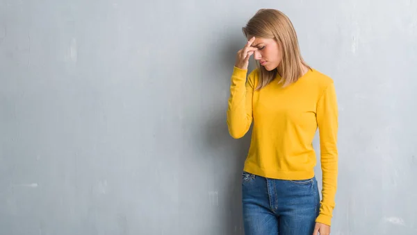 Schöne Junge Frau Die Über Grunge Grauer Wand Steht Sich — Stockfoto