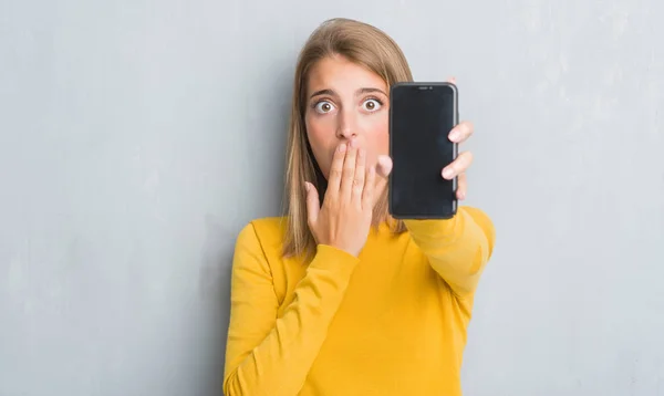 Mooie Jonge Vrouw Grunge Grijs Muur Smartphone Scherm Dekking Mond — Stockfoto