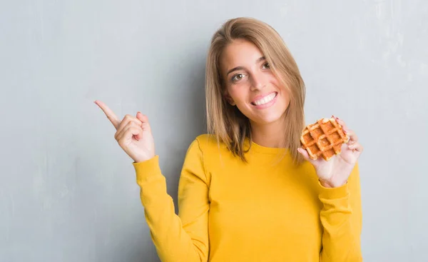 Belle Jeune Femme Sur Mur Gris Grunge Mangeant Gaufre Très — Photo