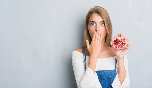 Hermosa Mujer Joven Sobre Pared Gris Grunge Sosteniendo Boca Cubierta — Foto de Stock