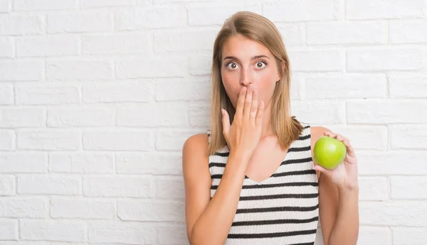 Hermosa Joven Sobre Pared Ladrillo Blanco Comiendo Manzana Verde Cubrir — Foto de Stock