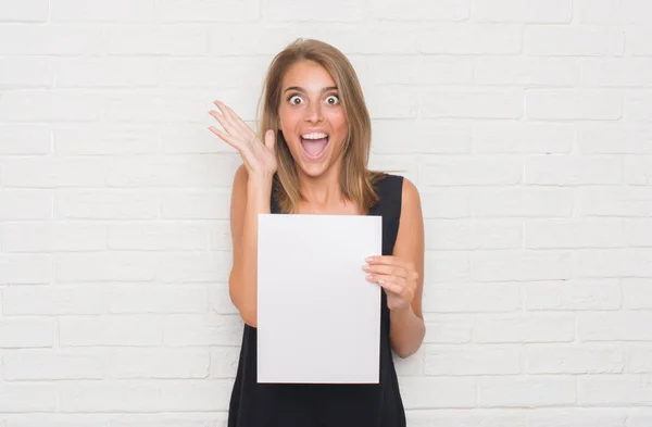 Mulher Bonita Sobre Parede Tijolo Branco Segurando Folha Papel Branco — Fotografia de Stock