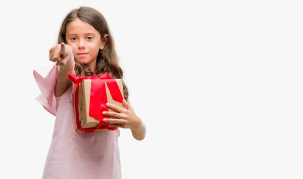 Bruna Ragazza Ispanica Possesso Regalo Che Punta Con Dito Alla — Foto Stock