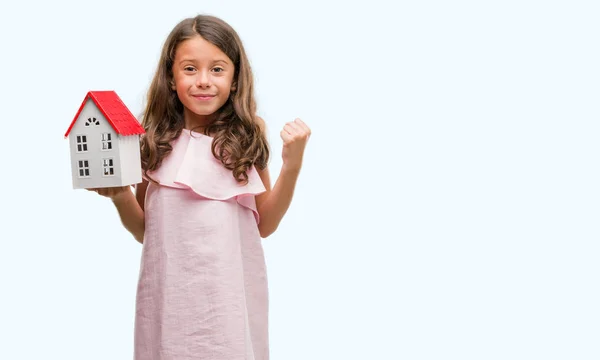 Brünettes Hispanisches Mädchen Hält Kleines Haus Schreiend Stolz Und Feiert — Stockfoto