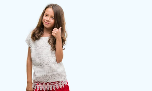Brunetka Dziewczynka Hiszpanin Robi Szczęśliwy Kciuk Górę Gest Ręką Zatwierdzająca — Zdjęcie stockowe