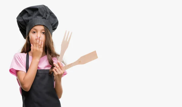 Μελαχρινή Κορίτσι Ισπανόφωνος Φορώντας Μάγειρας Ομοιόμορφη Κάλυψη Στόμα Χέρι Σοκαρισμένος — Φωτογραφία Αρχείου