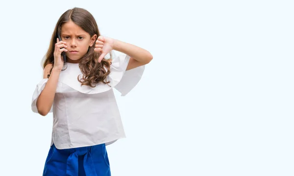 Bruna Ragazza Ispanica Utilizzando Smartphone Con Faccia Arrabbiata Segno Negativo — Foto Stock