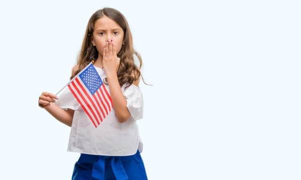 Brunett Spansktalande Tjej Håller Flagga Sverige Täcka Munnen Med Handen — Stockfoto